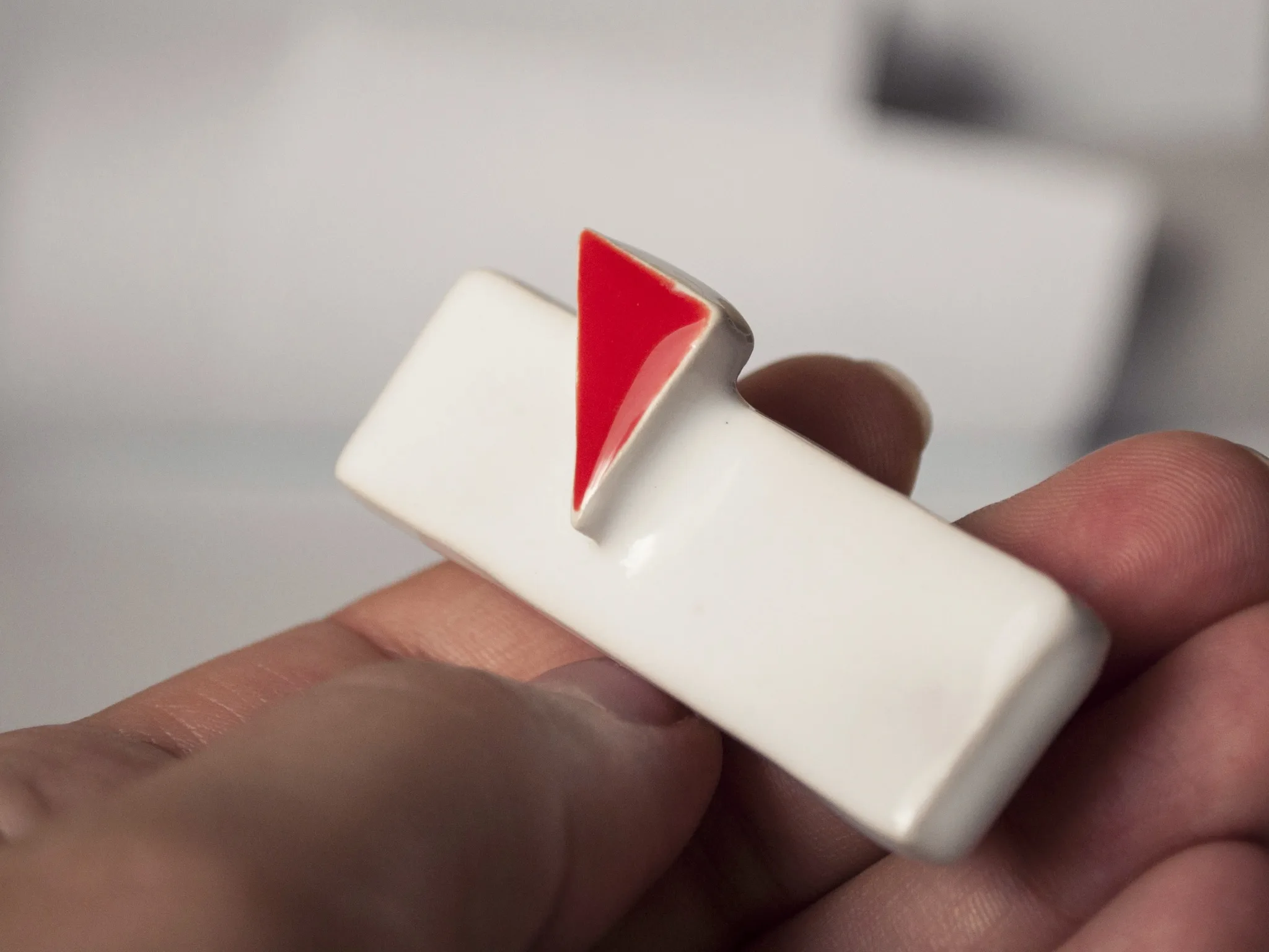 minimali ir ryški sagė red friend clayometry