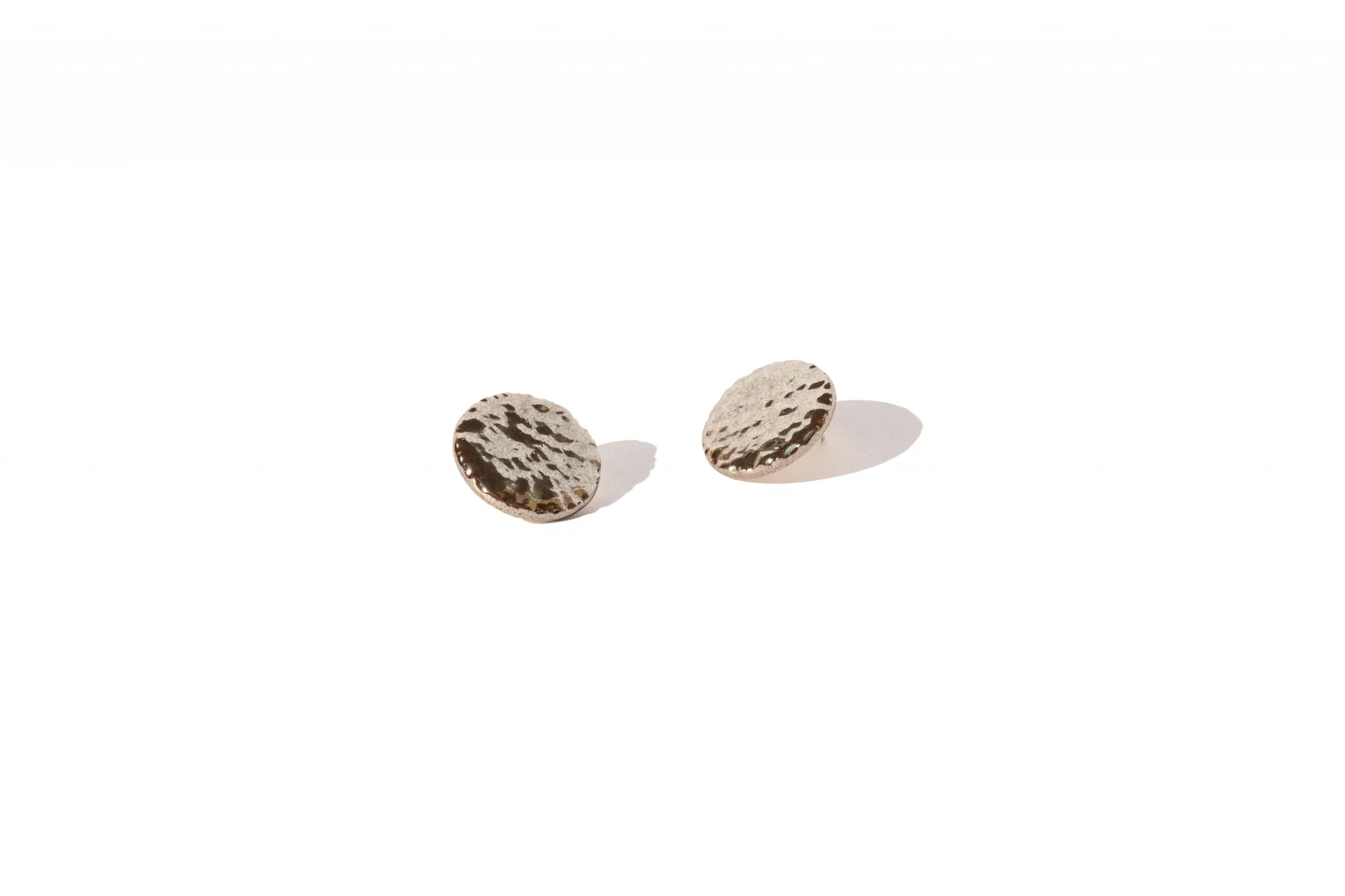 dideli teksturiniai apvalus auskarai rocky large clayometry