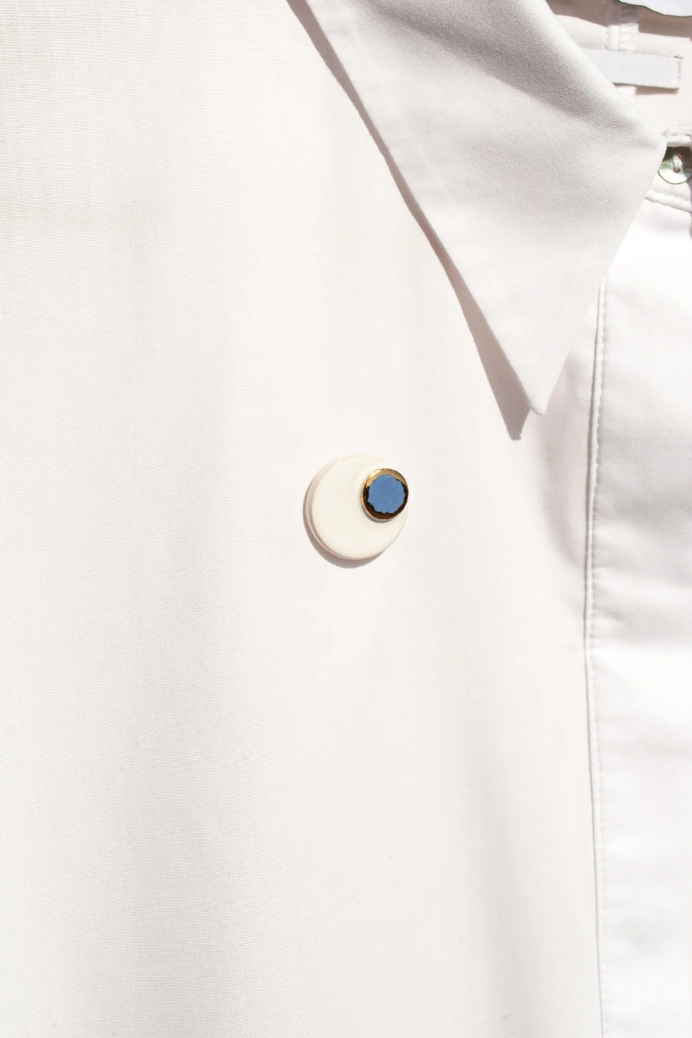 minimalist brooch with gold satellite clayometry