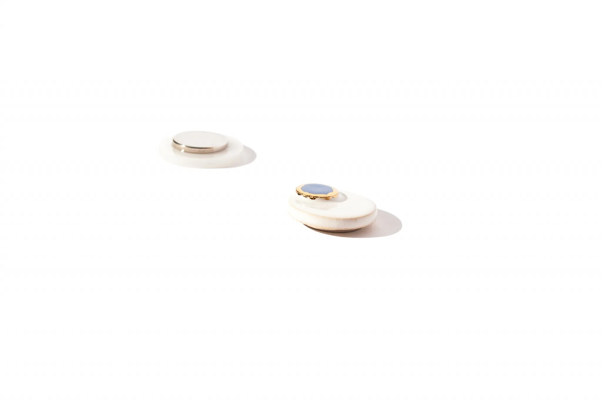 minimalist brooch with gold satellite clayometry