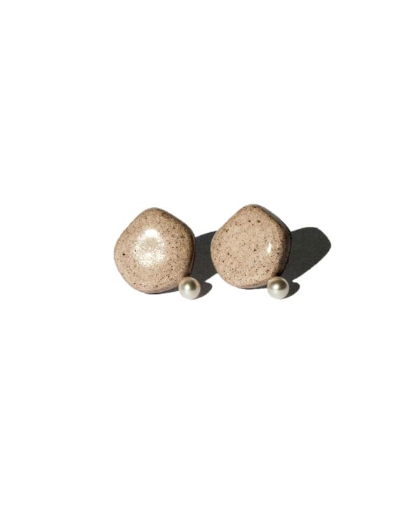Amorphous Pearl Small pilkos akmens masės auskarai vinukai su suskeldėjusia glazūra ir baltu perlu