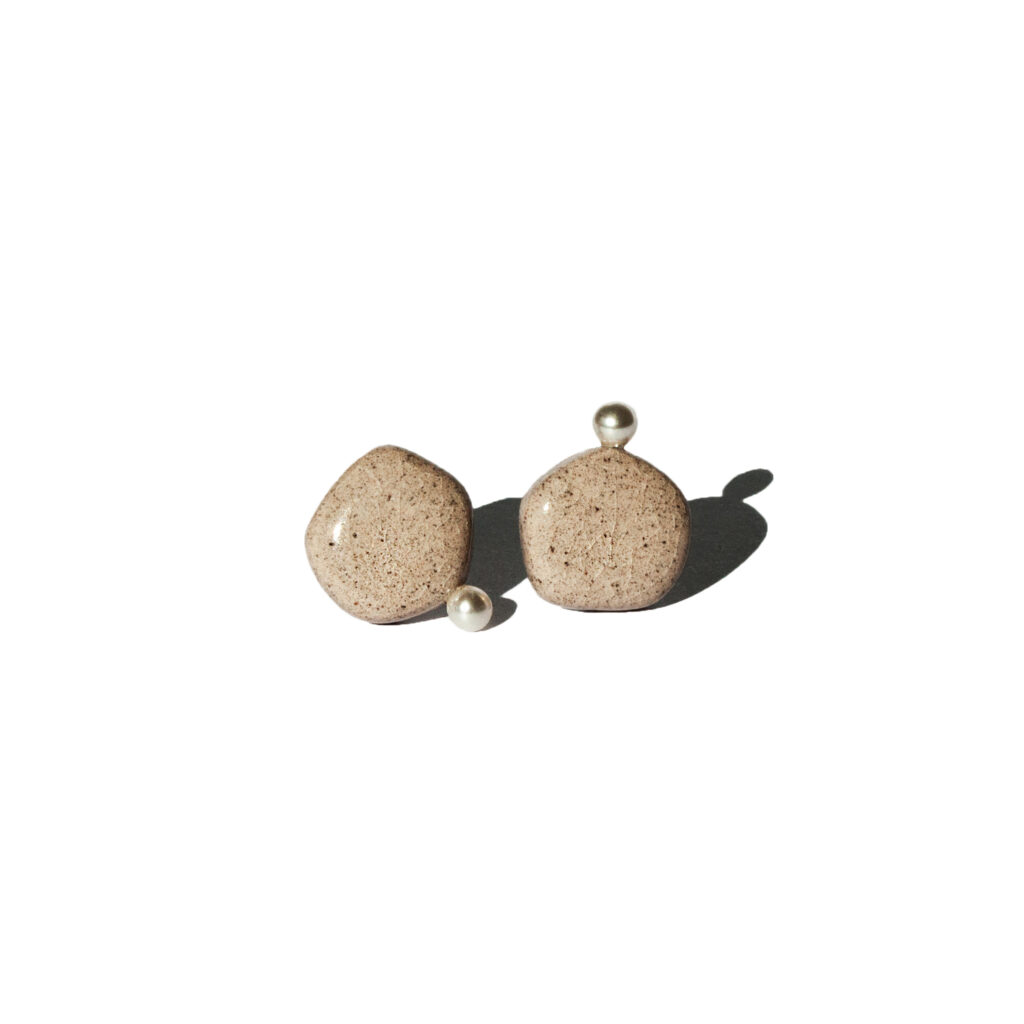 Amorphous Pearl Small grey stoneware stud earrings with cracked glaze and white pearl accent