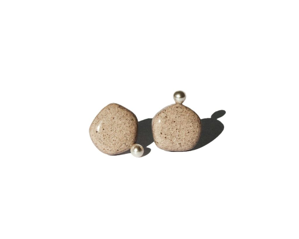 Amorphous Pearl Small grey stoneware stud earrings with cracked glaze and white pearl accent