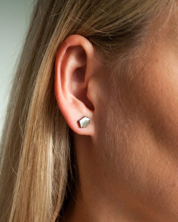 Platinum Smithereens Small – unique grey ceramic stud earrings with platinum luster and glossy glazed sides