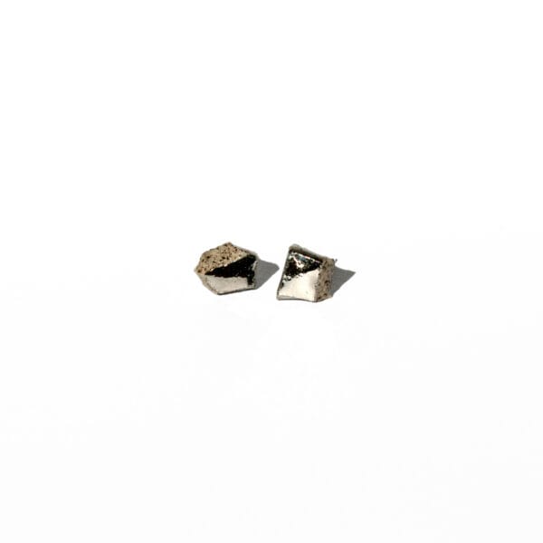 Platinum Smithereens Small – unique grey ceramic stud earrings with platinum luster and glossy glazed sides
