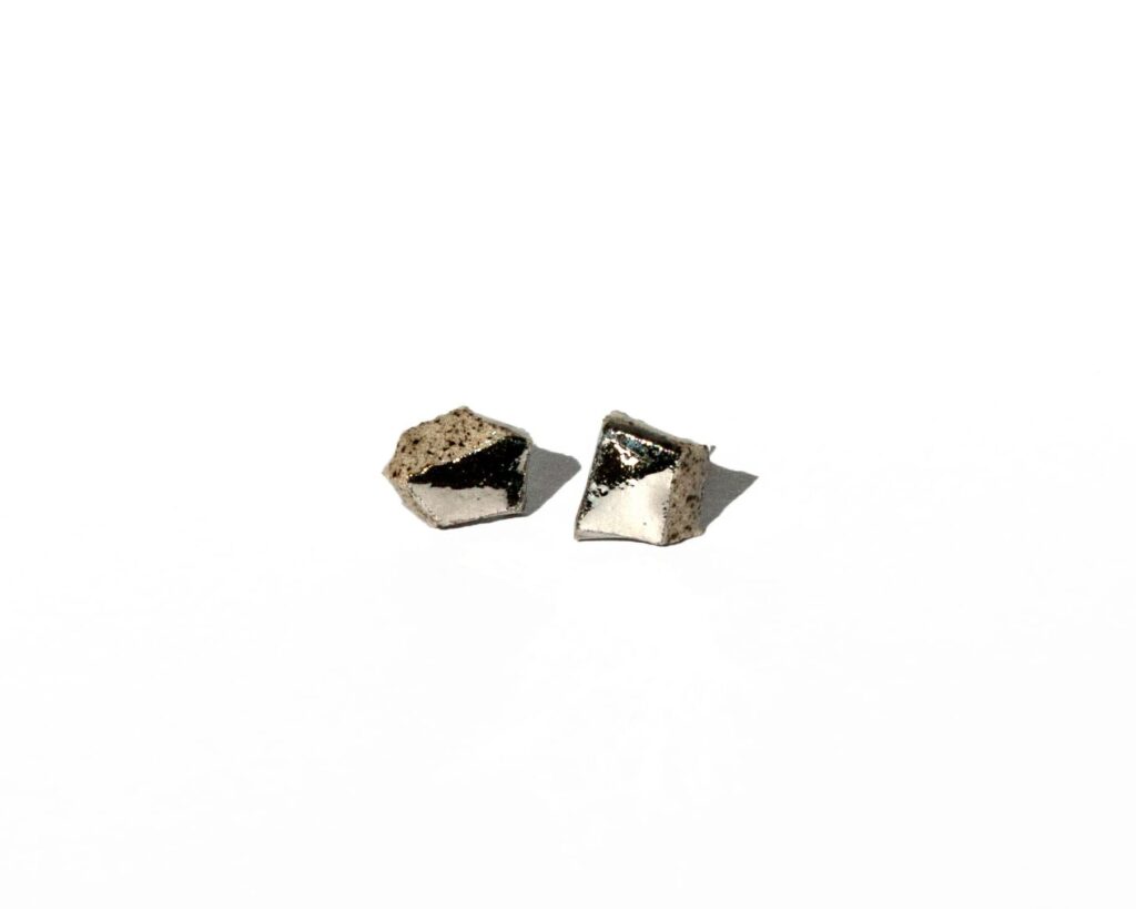 Platinum Smithereens Small – unique grey ceramic stud earrings with platinum luster and glossy glazed sides