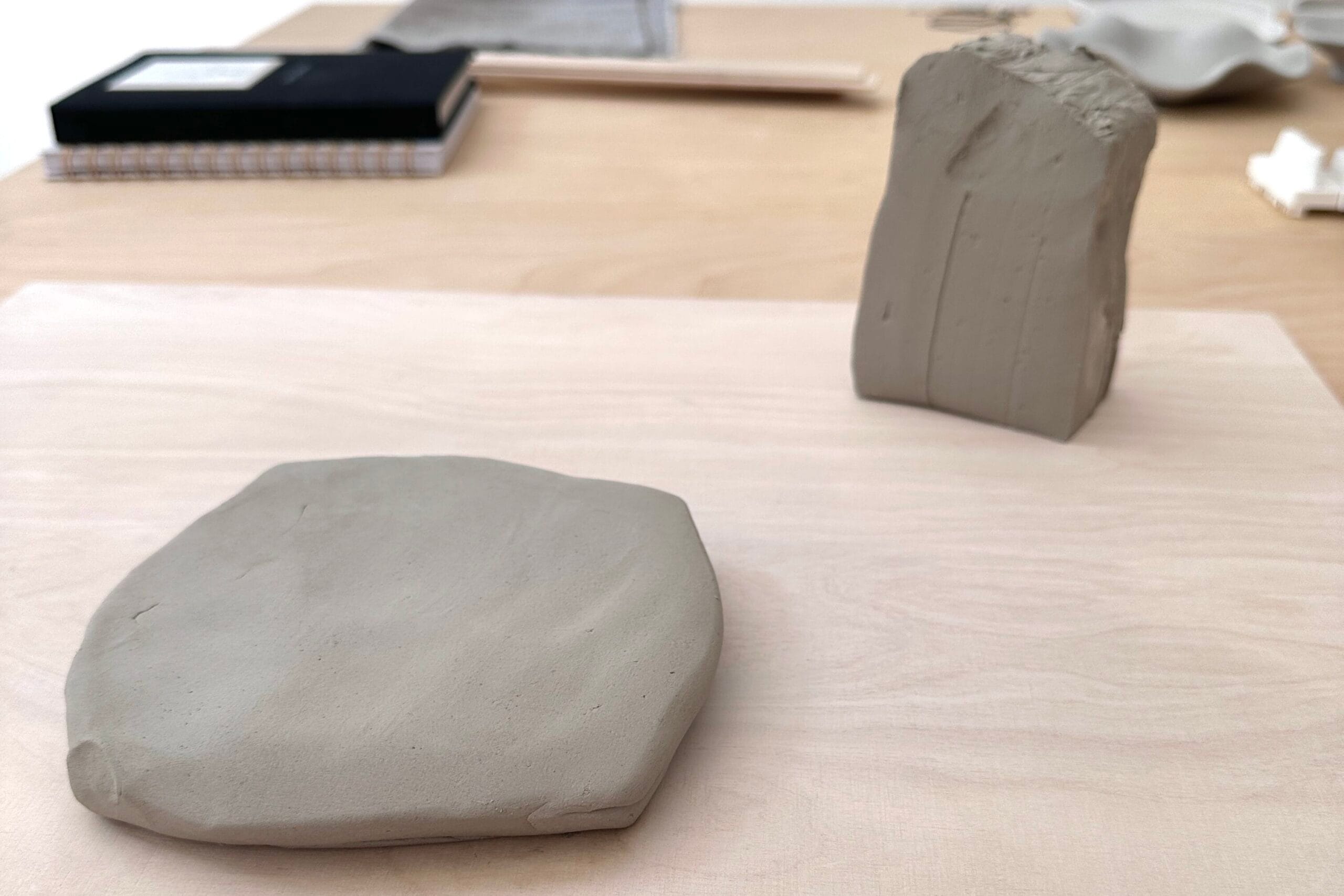 Molis, paruoštas rankų darbo keraminių papuošalų gamybai Clayometry studijoje