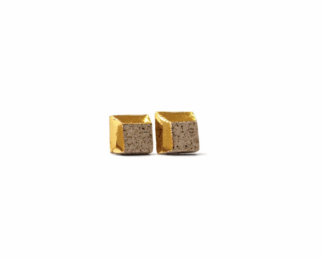 Chamfered Gold rankų darbo akmens masės auskarai su juodu šamotu ir auksu paryškintais kraštais, vaizdas iš priekio